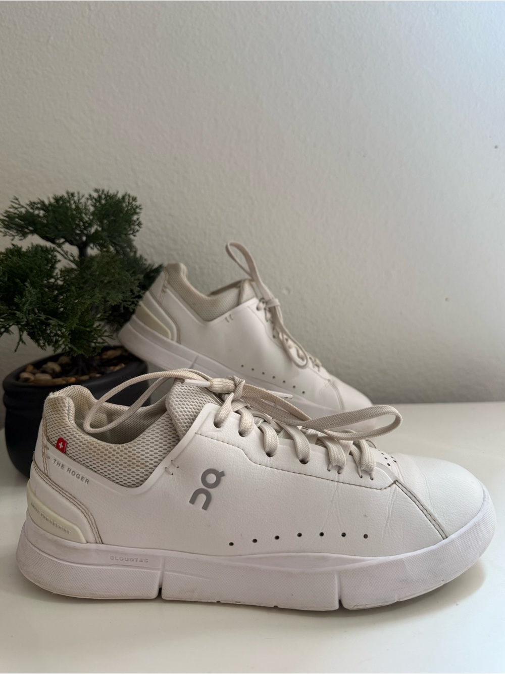 On Running the Roger advantage Women size 7.5 Sneakers in White and Cream